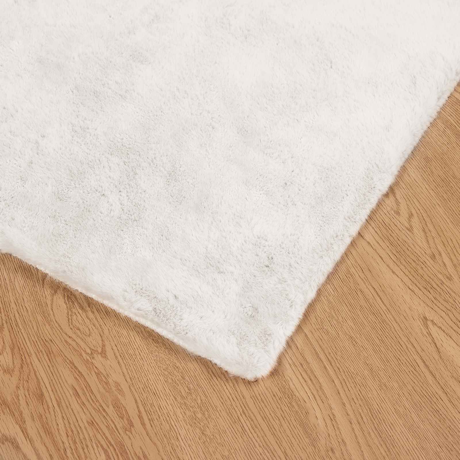 Rutschfester Teppich aus Kunstkaninchenfell OLITE Weiß
