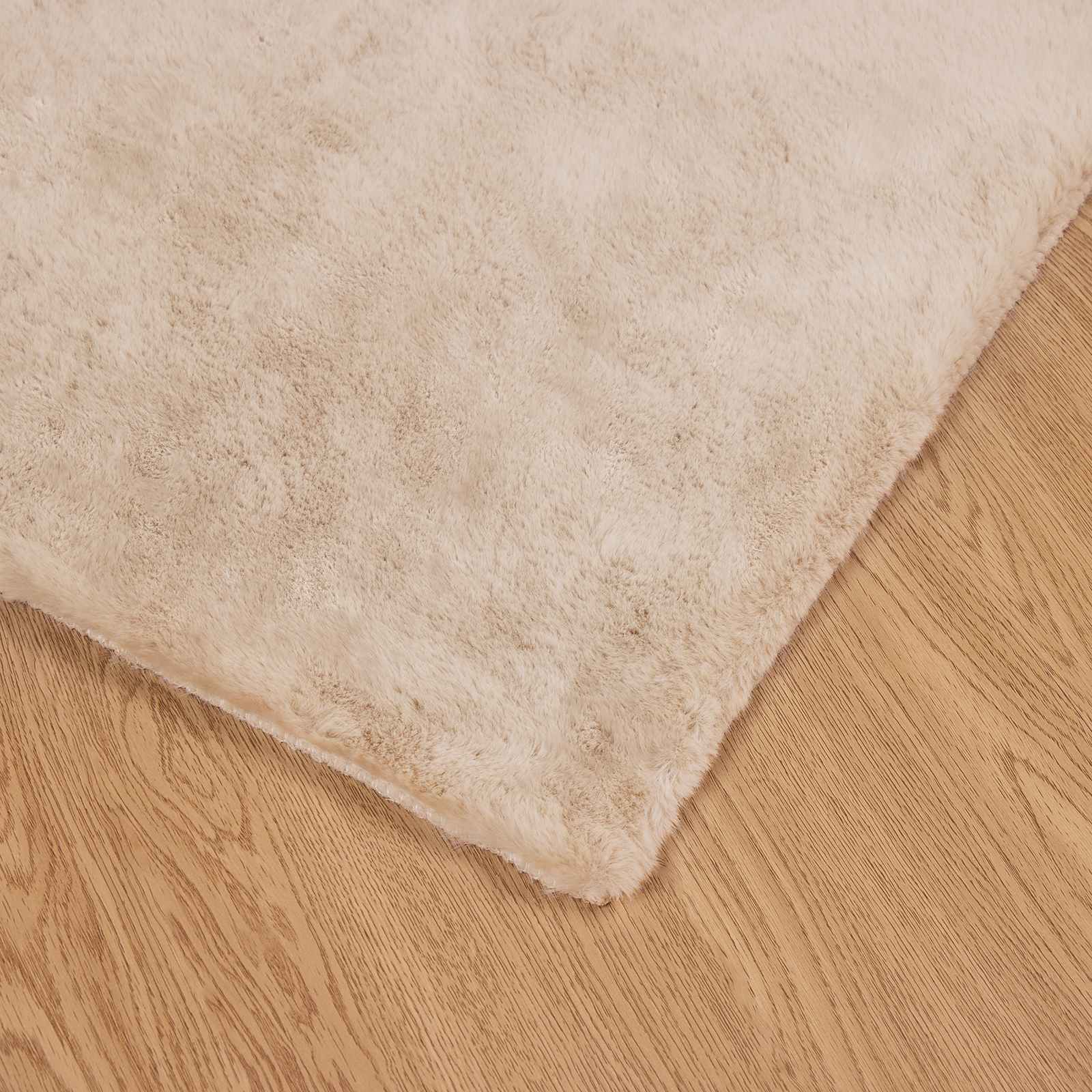 Rutschfester Teppich aus Kunstkaninchenfell OLITE Weiß