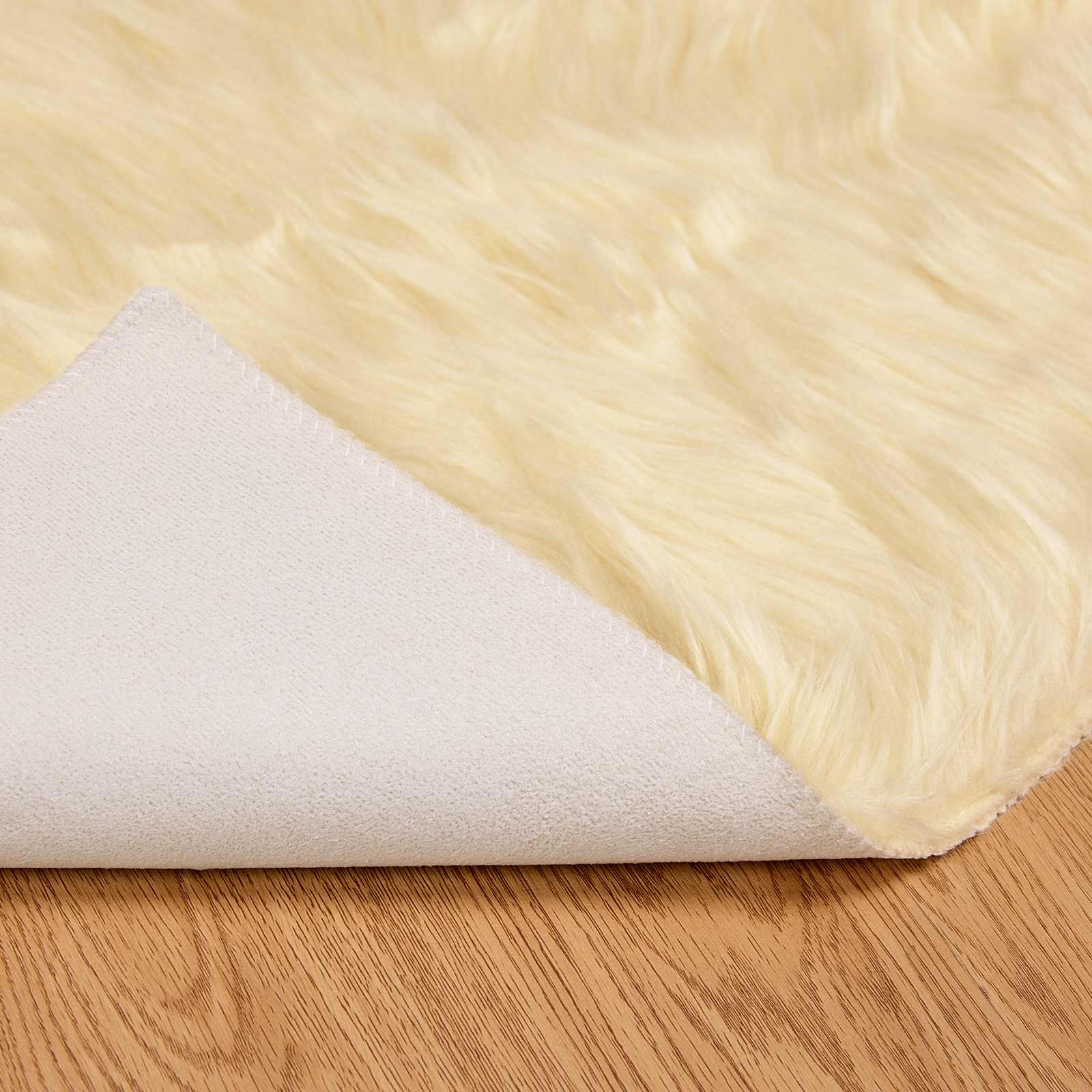 Teppich aus Kunstschaffell TAFALLA Weiß 60 x 110 cm Polyester